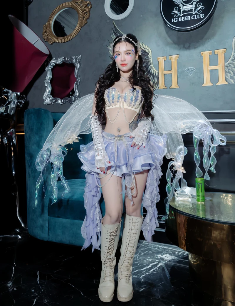 Vóc dáng cân đối tạo sức hút riêng cho Linh Miu bikini