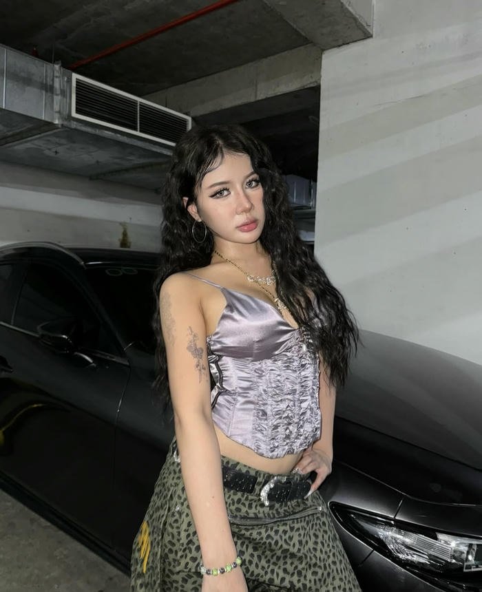 Xuân Ca diện outfit sexy màu tím
