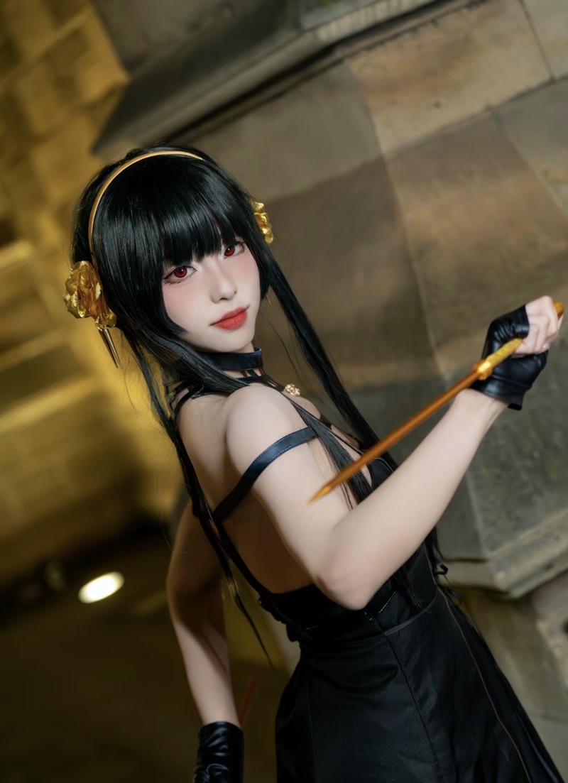 Yor Forger cosplay với dáng đứng thả lỏng