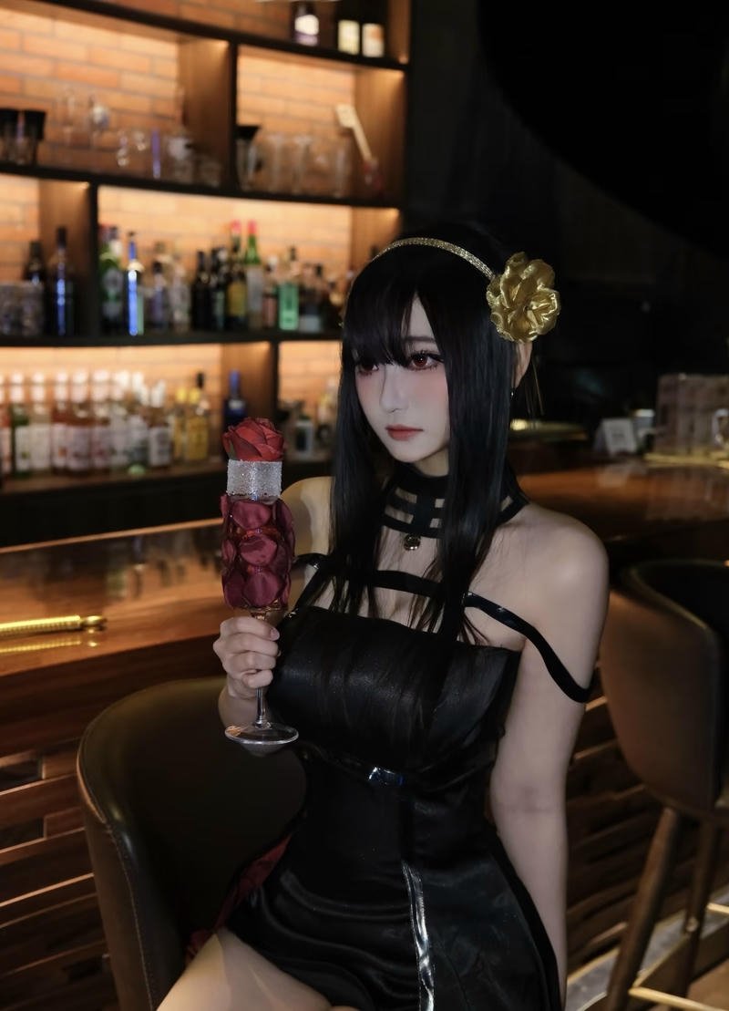 Yor Forger cosplay với dáng tấn công rõ nét