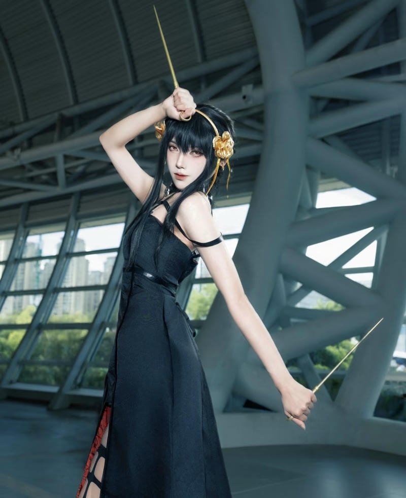 Yor Forger cosplay với tư thế đứng chuẩn chỉnh