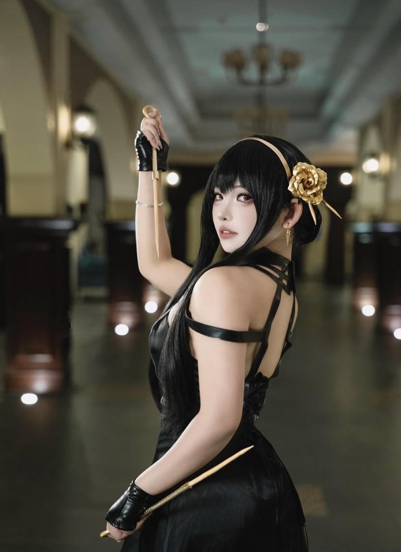 Yor Forger cosplay với tư thế quay người đầy ẩn ý