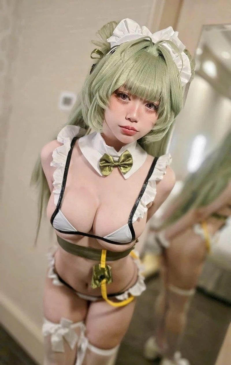 Zinie Quỳnh cosplay khoe chân dài và body chuẩn