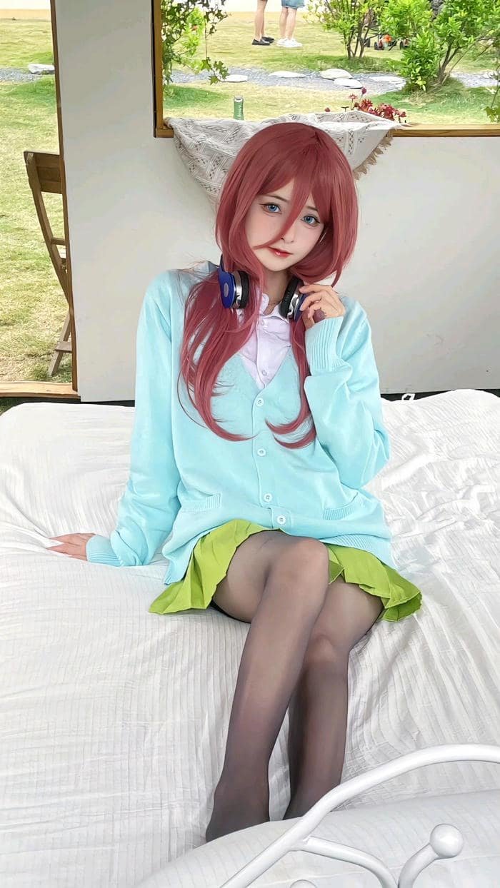 ảnh Miku Nakano cosplay nữ sinh
