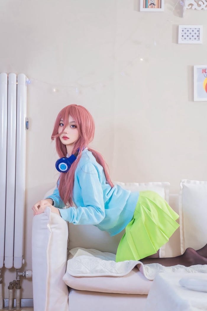 ảnh Miku Nakano tóc hồng đeo tai nghe