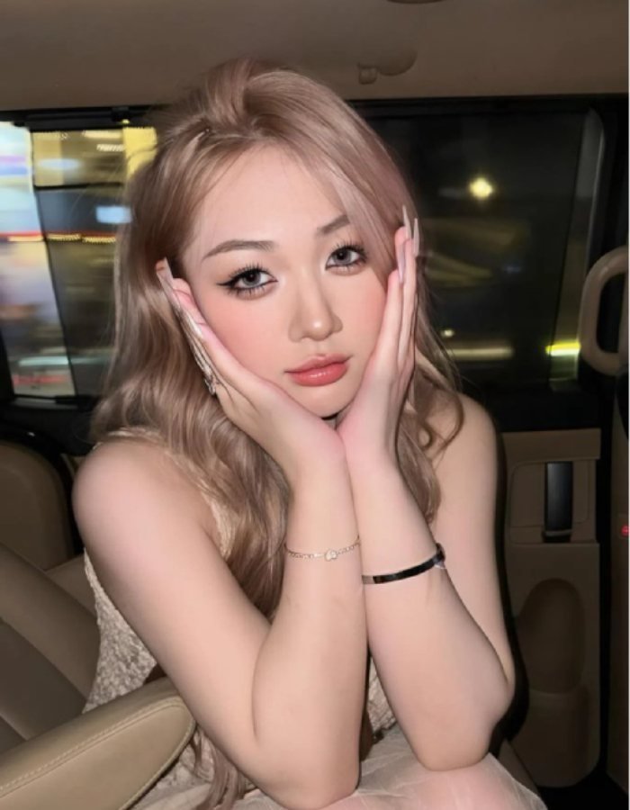 ảnh Trần Hà Linh góc chụp cận mặt