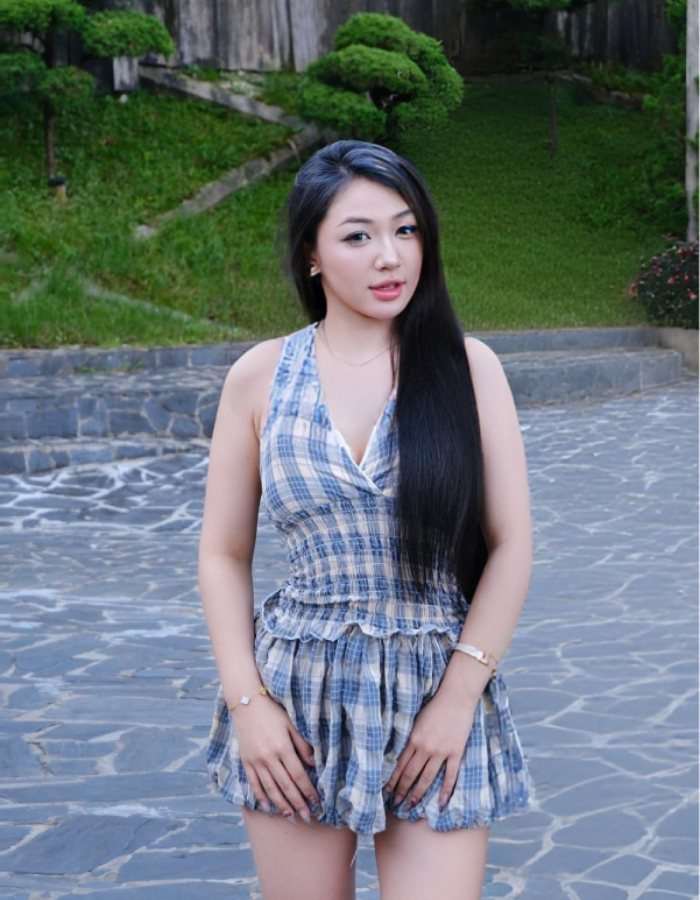 ảnh Trần Hà Linh với biểu cảm nhẹ nhàng