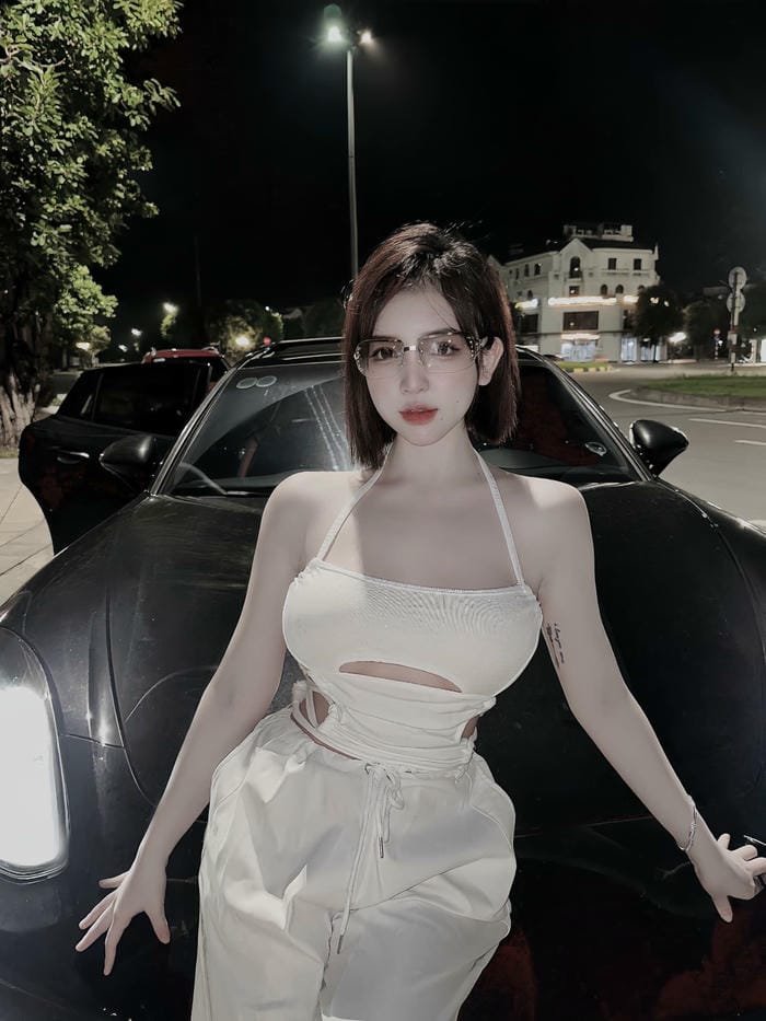 ảnh Trần Huyền Châu dáng người cân đối