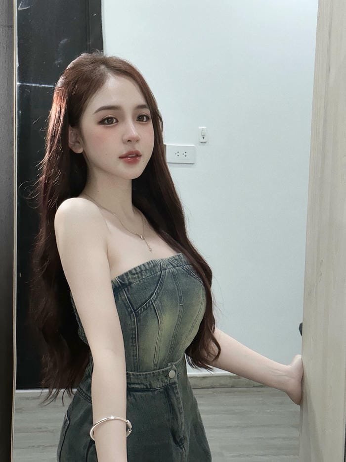 ảnh Trần Huyền Châu diện trang phục đơn giản