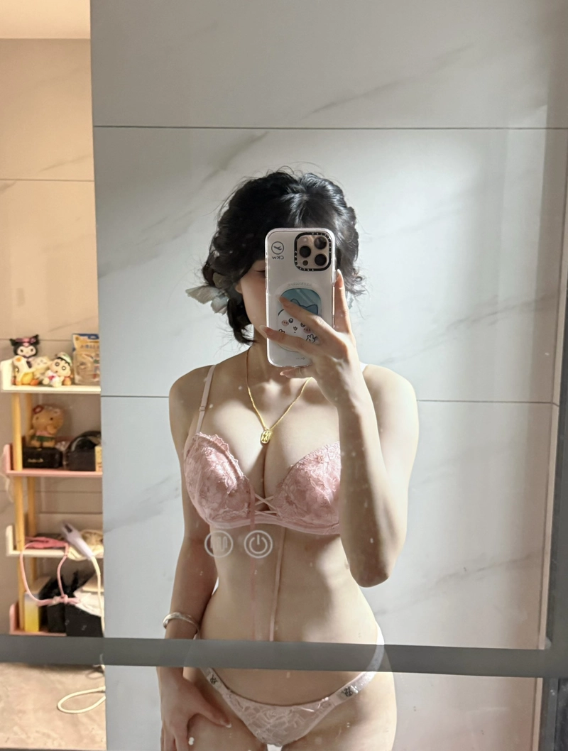 ảnh bikini 77_sunnyyy tạo dáng cực đẹp trong nhà tắm
