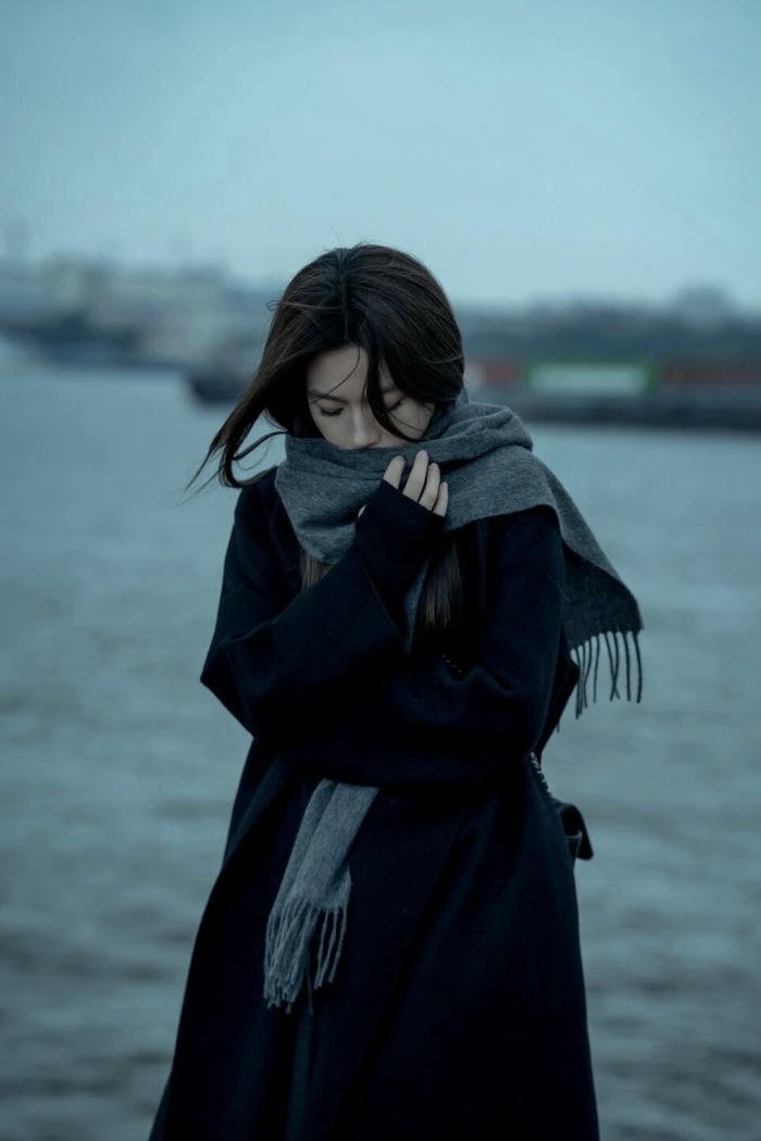 ảnh cô gái buồn ờ biển