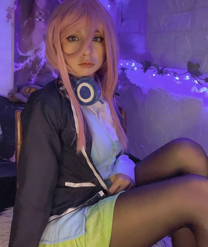 ảnh cosplay Miku Nakano ánh nhìn buồn