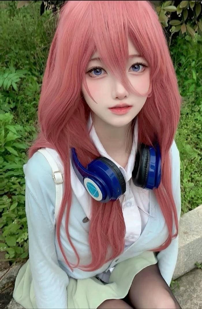 ảnh cosplay Miku Nakano tóc hồng