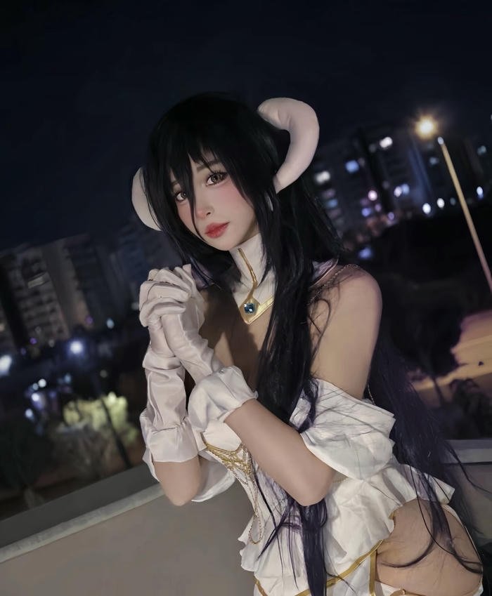 ảnh cosplay albedo ánh mắt cuốn hút