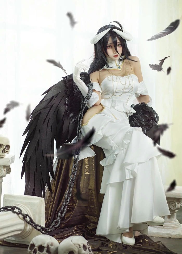 ảnh cosplay albedo cánh đen lớn