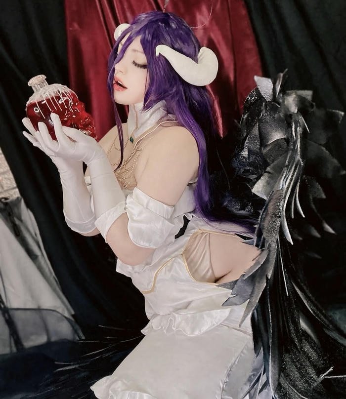 ảnh cosplay albedo góc chụp nghiêng