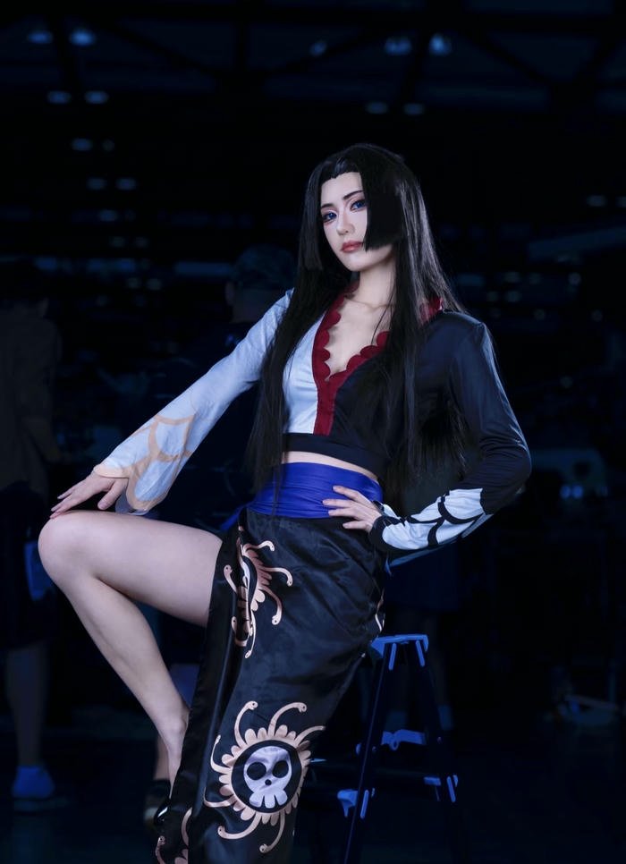 ảnh cosplay boa hancock chân dài