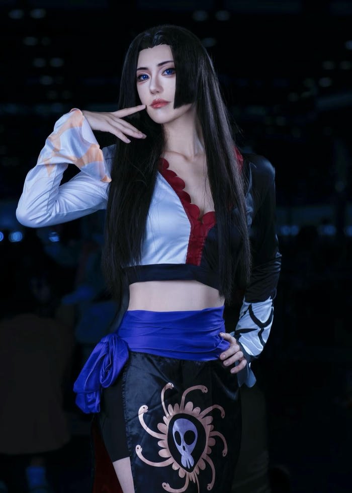 ảnh cosplay boa hancock cổ áo trễ