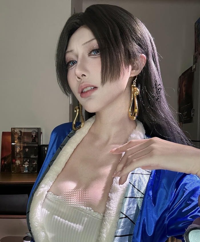 ảnh cosplay boa hancock hoa tai lớn