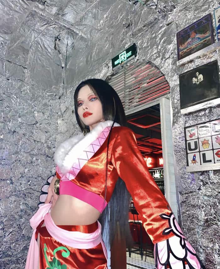 ảnh cosplay boa hancock thắt eo