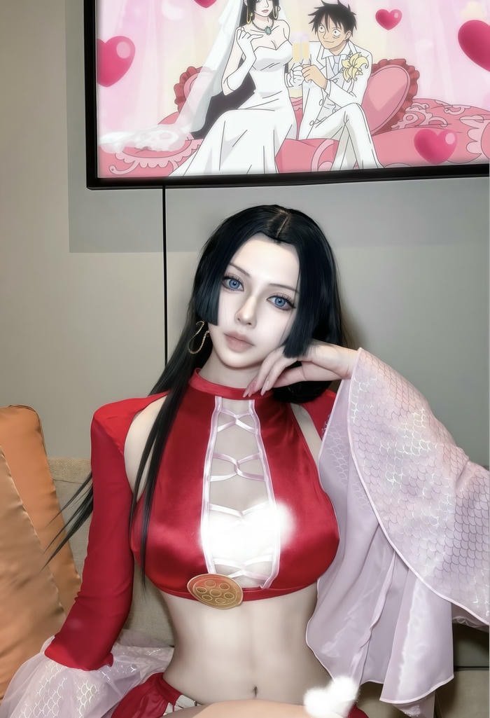 ảnh cosplay boa hancock tóc buông