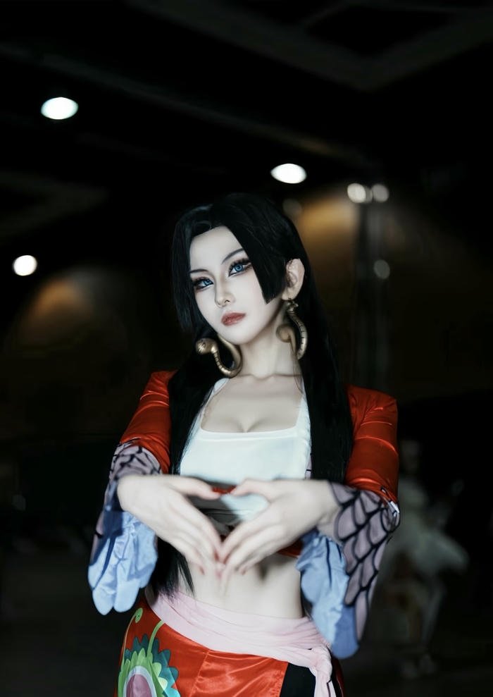 ảnh cosplay boa hancock tóc thẳng