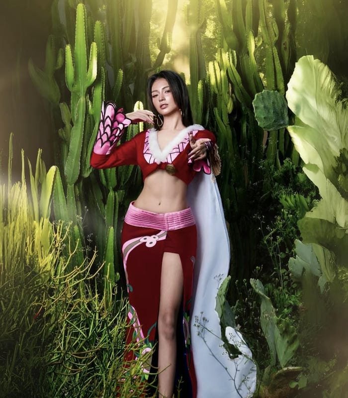 ảnh cosplay boa hancock váy xẻ