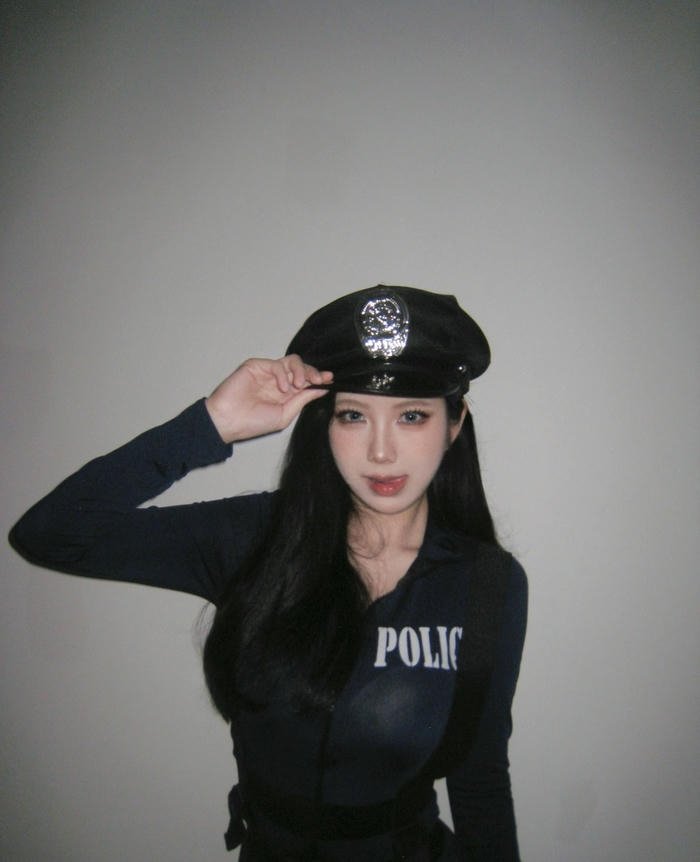 ảnh cosplay cảnh sát cân đối