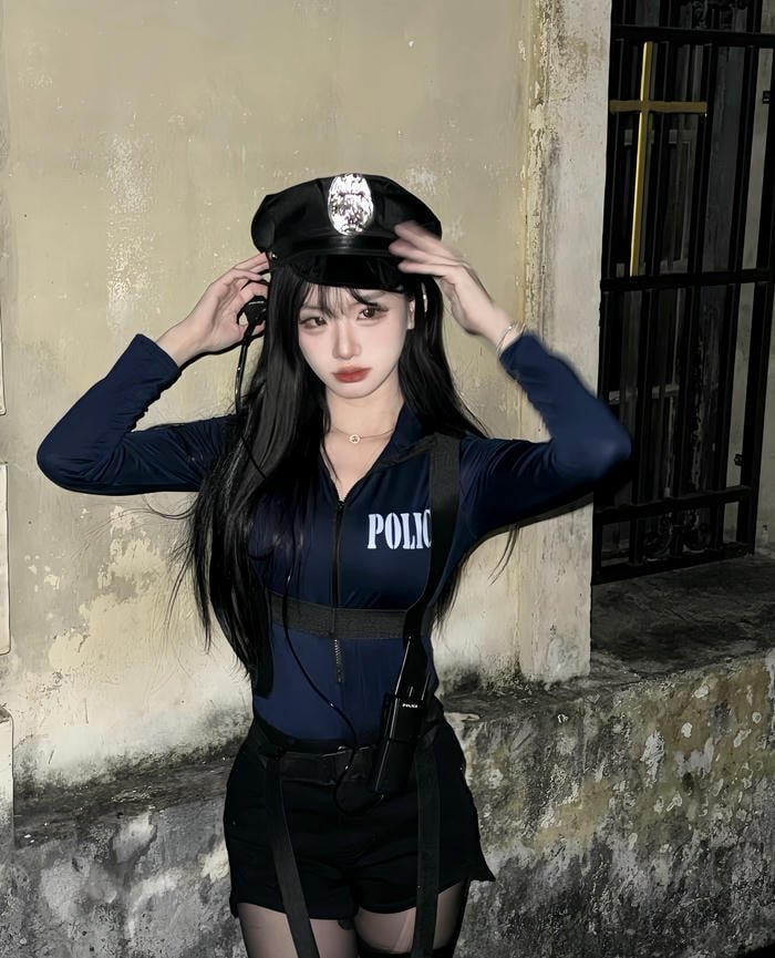 ảnh cosplay cảnh sát dịu dàng