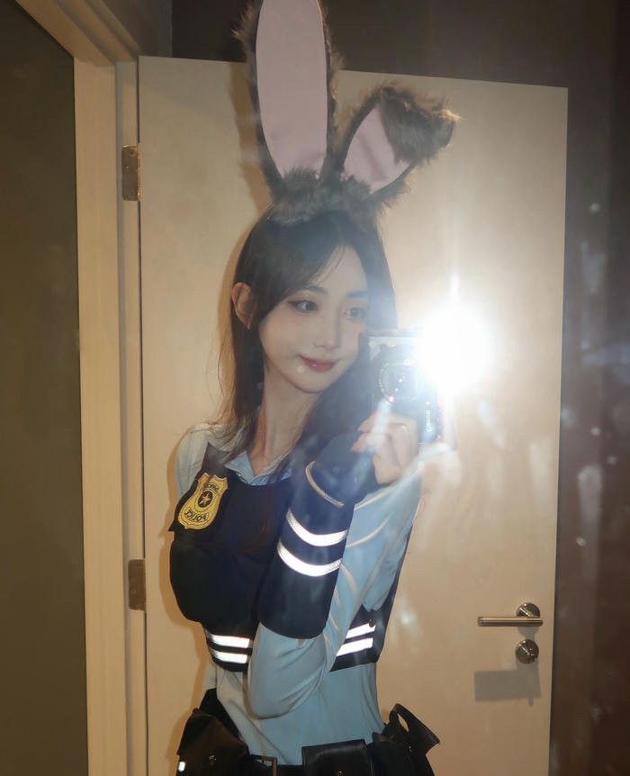 ảnh cosplay cảnh sát duyên dáng