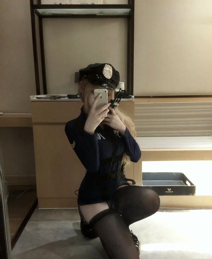 ảnh cosplay cảnh sát hiền dịu