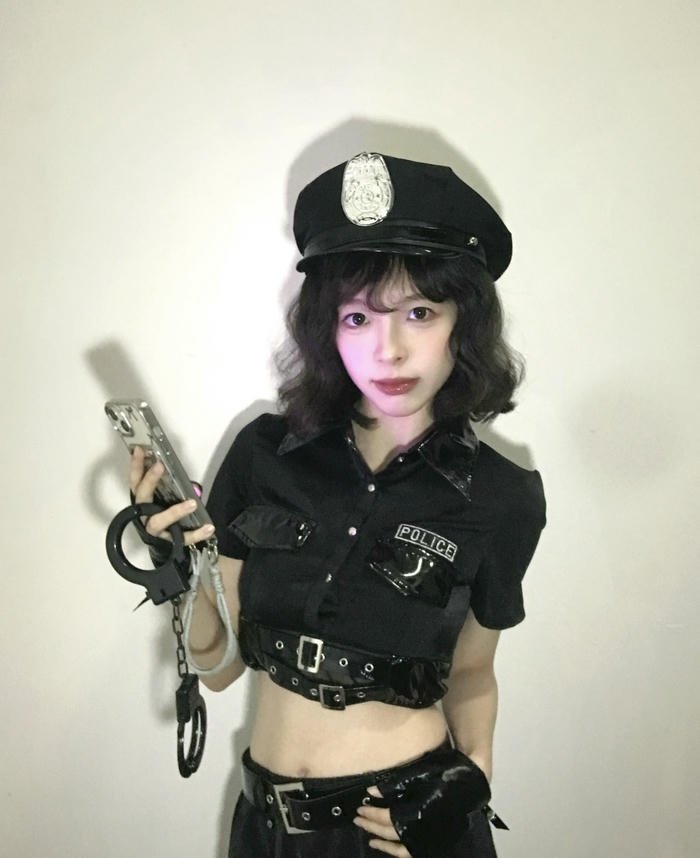 ảnh cosplay cảnh sát thân thiện