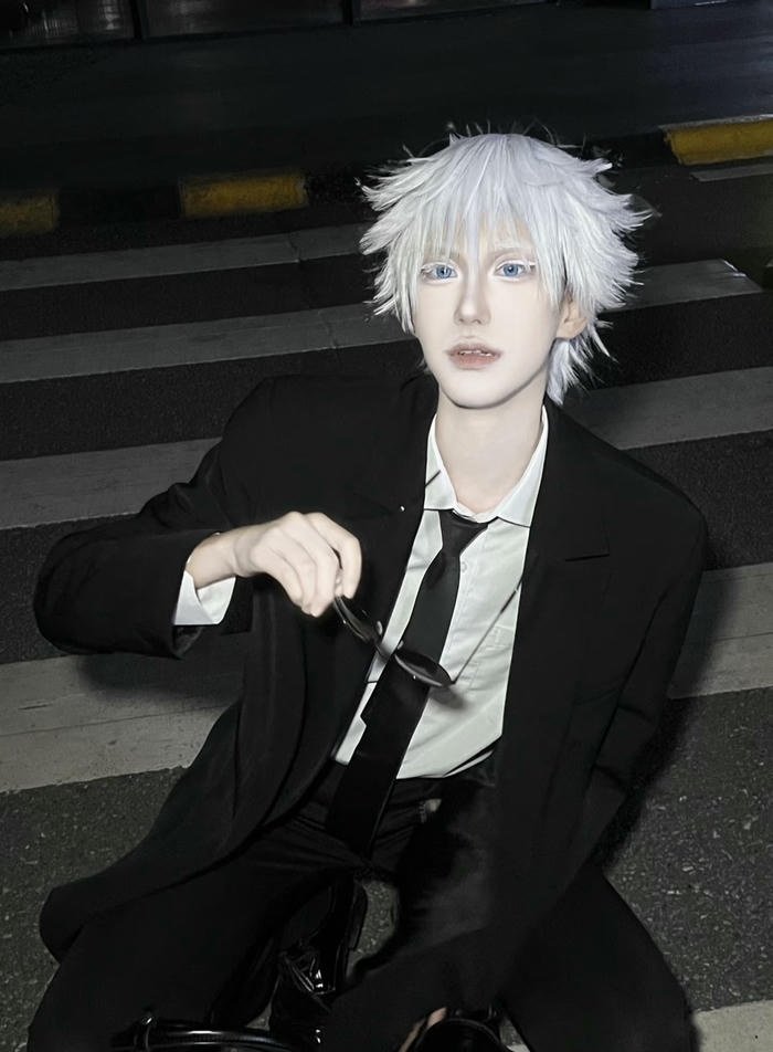 ảnh cosplay gojo trang phục tối màu