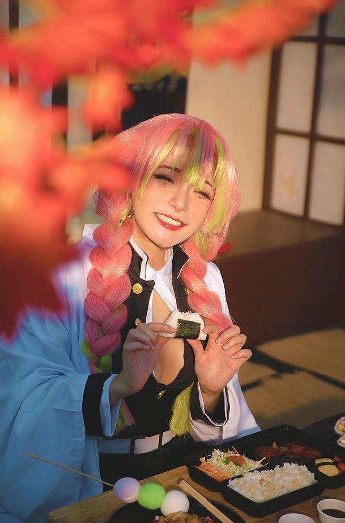 ảnh cosplay luyến trụ nụ cười tươi