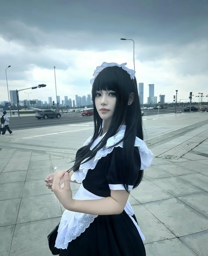 ảnh cosplay maid góc chụp nghiêng