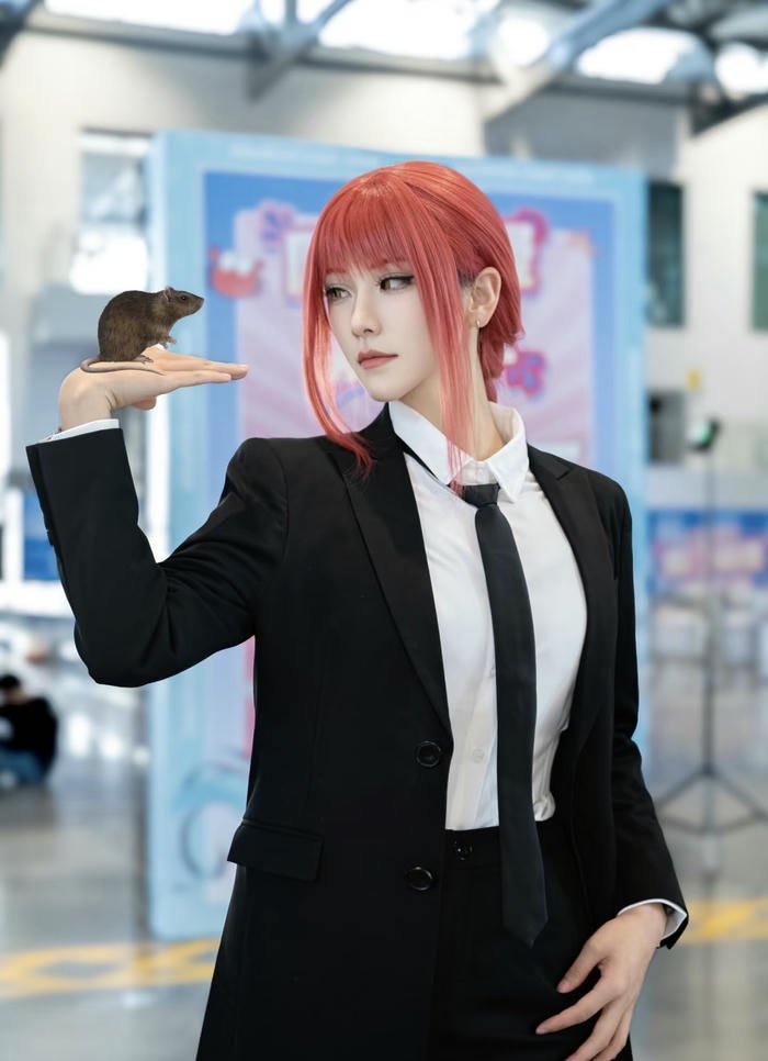 ảnh cosplay makima ánh nhìn hiền