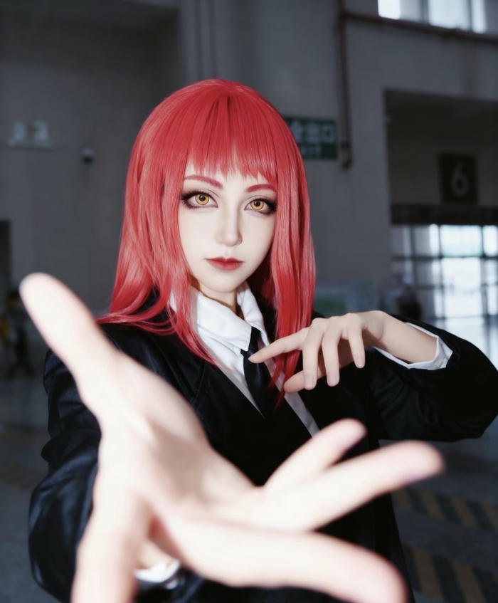 ảnh cosplay makima đôi mắt sáng