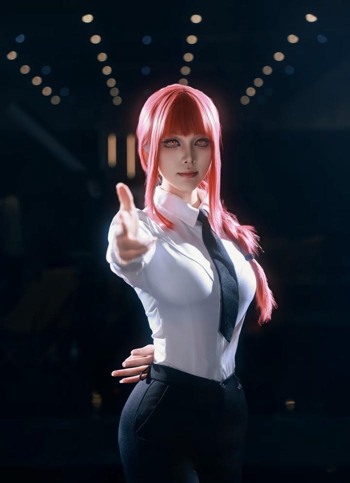ảnh cosplay makima tóc thẳng gọn