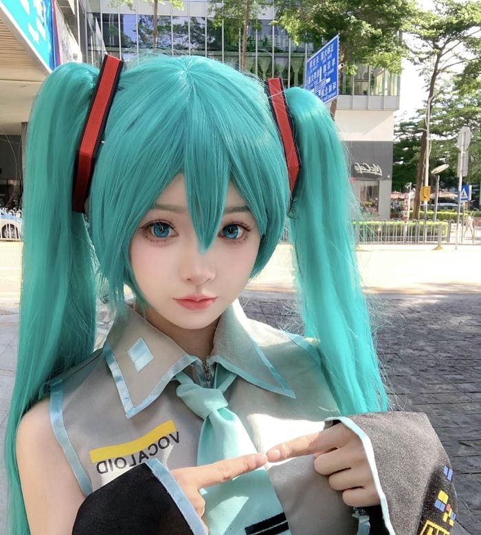 ảnh cosplay miku áo bó gọn