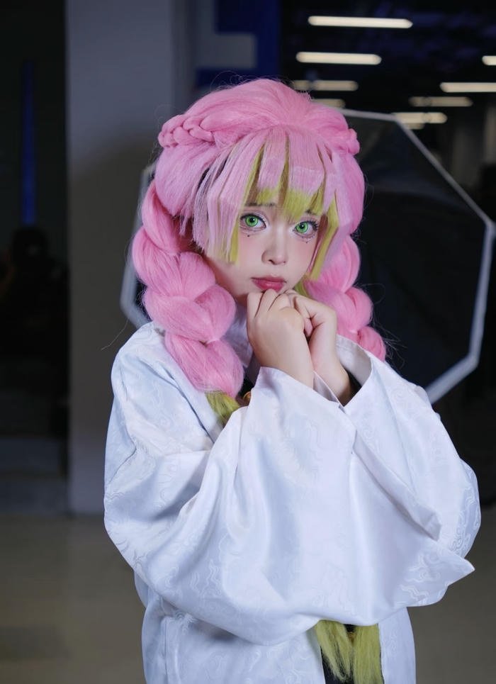 ảnh cosplay mitsuri tạo dáng đứng