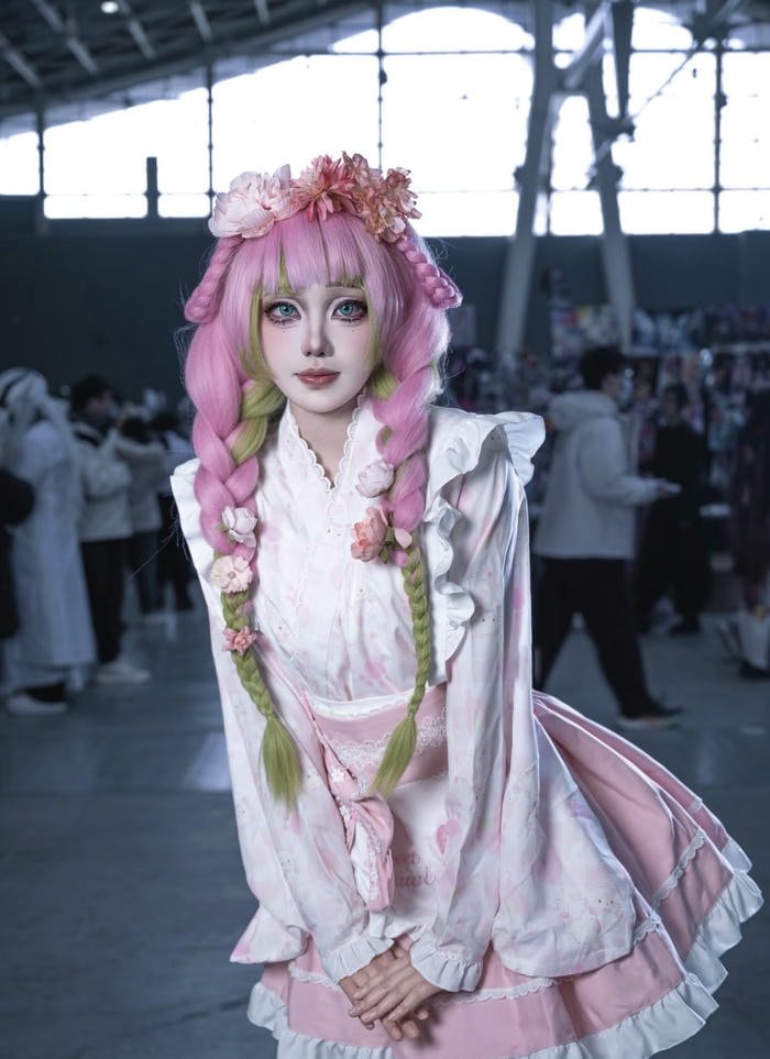 ảnh cosplay mitsuri trang điểm đậm