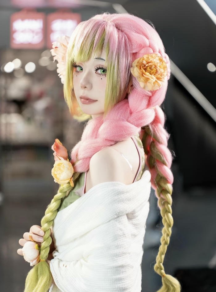 ảnh cosplay mitsuri trang điểm nhẹ