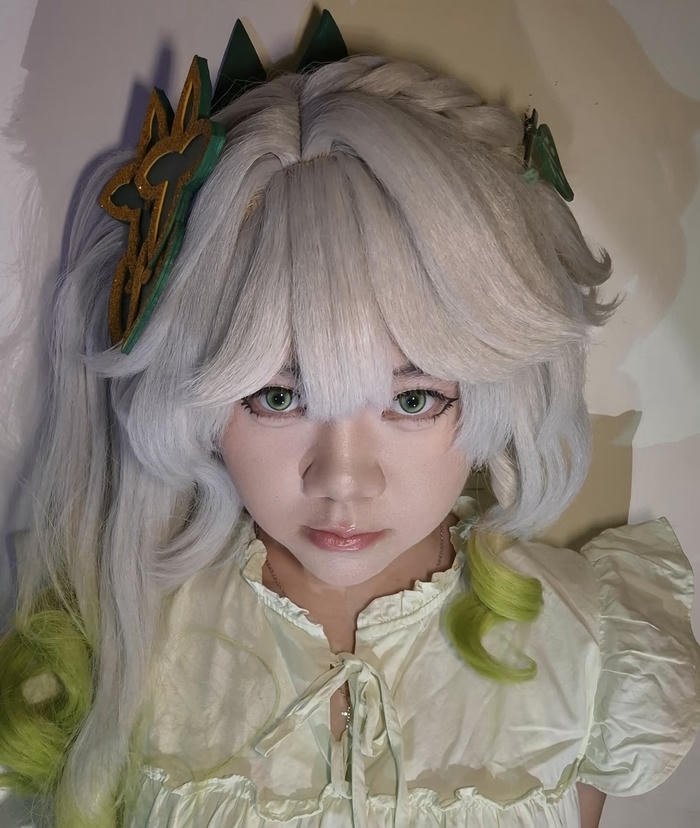 ảnh cosplay nahida tóc ngắn trắng