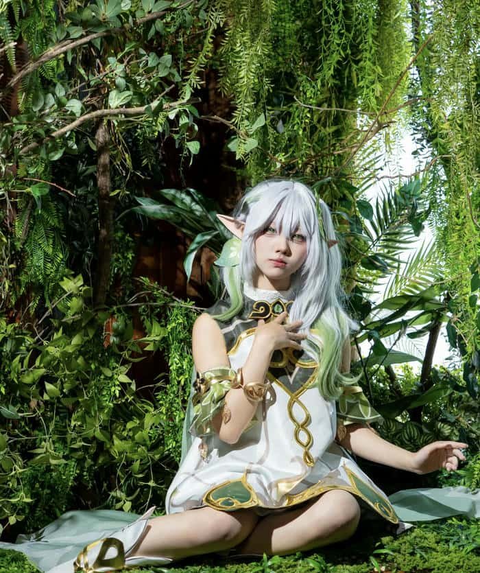 ảnh cosplay nahida trang phục trắng xanh