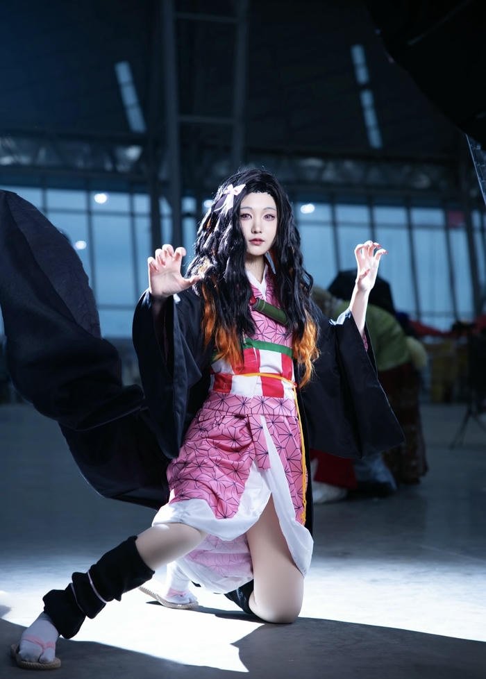 ảnh cosplay nezuko tất cổ cao
