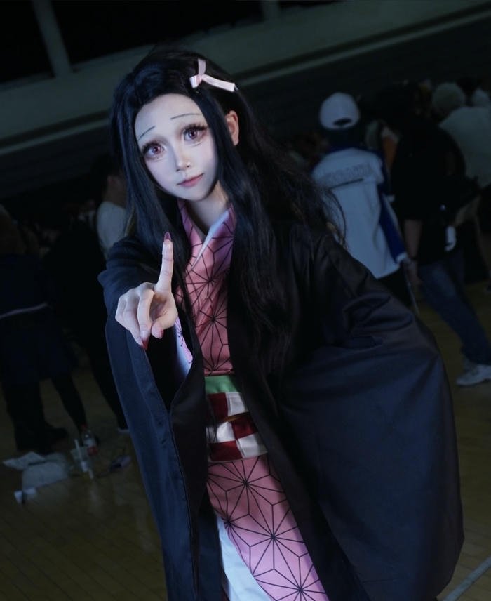 ảnh cosplay nezuko thắt eo sau