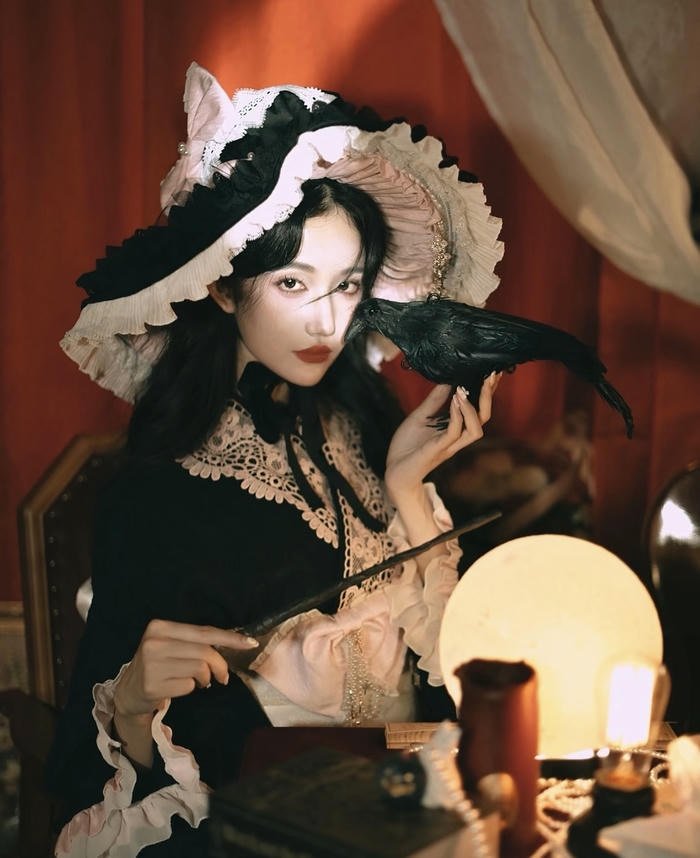 ảnh cosplay phù thủy ánh sáng mờ