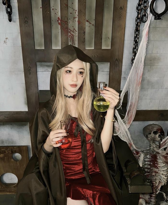 ảnh cosplay phù thủy áo choàng dài