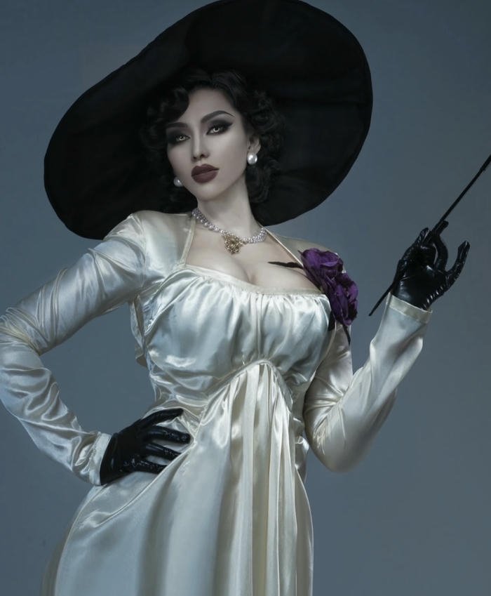 ảnh cosplay phù thủy bóng đổ dài