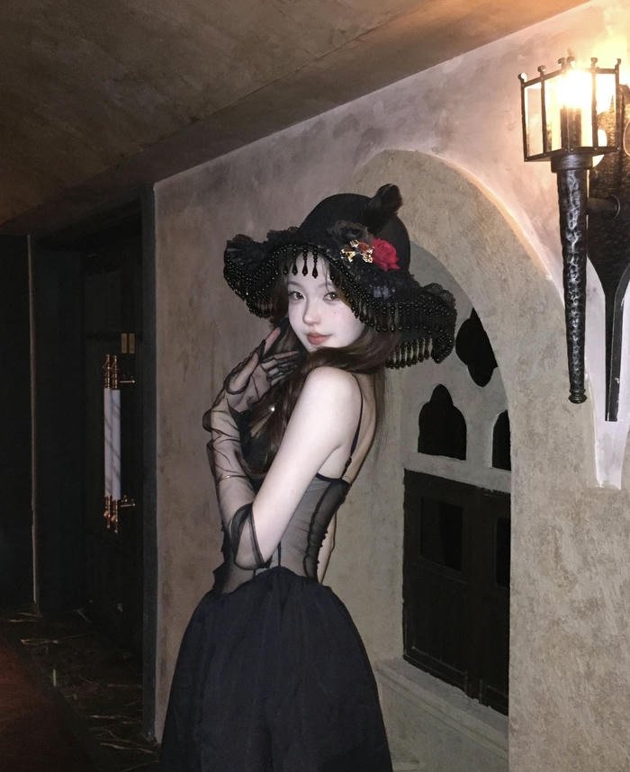 ảnh cosplay phù thủy đội mũ tối